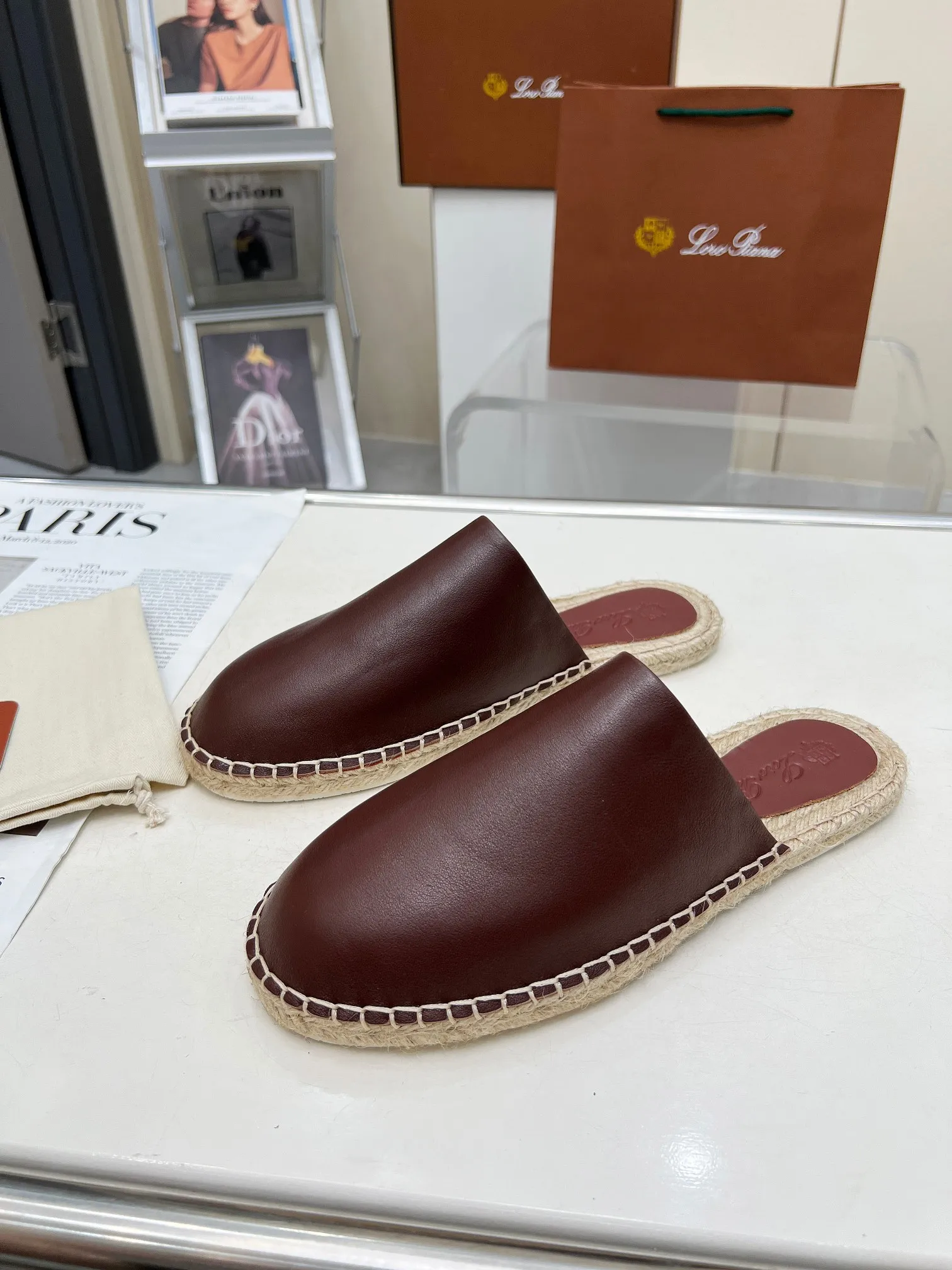 Men's men's shoes 💰520 🧚‍♂️.Loro Piana*👉Top genuine high-end fisherman's shoes and half-drag style👉Buy the original 1:1 copy💯💯💯 Founded the existing Loro Piana company on April 24, 1924. It is now the sixth generation of family business, providing high-quality products to customers who are discerning about taste and quality. ❤️Imported calfskin fabric. The lining is made of A-grade sweat-absorbent and breathable lining. 💯💯💯 Purely handmade. 💯Authentic packaging. Original one-to-one molded outsole. The favorite sandals of Middle Eastern tycoons. Code number: 39-46.